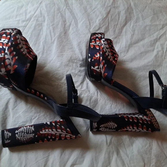 NWOB Tory Burch Solana Jacquard Strappy Platform Sandals Block HeelSize 8.5